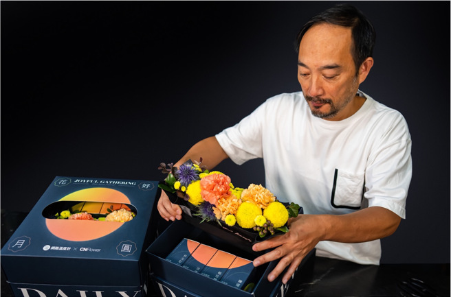 CNFlower西恩创办人凌宗涌老师将乒乓菊、小菊花、康乃馨和紫蓟等花卉交织而成的秋节花礼。(图/ 业者提供)