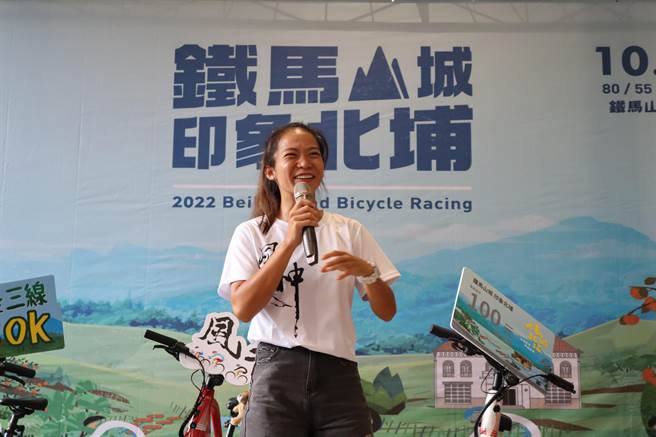自行車網紅一輪受邀代言賽事，並分享騎乘經驗以及幼時父母常帶他到北埔遊玩的往事。（邱立雅攝）