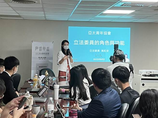 高虹安今出席亞太青年協會政治幕僚培訓營演講會後首度針對此事表態，應釐清交付項目是否符合主辦單位的目標和效益。（游念育攝）