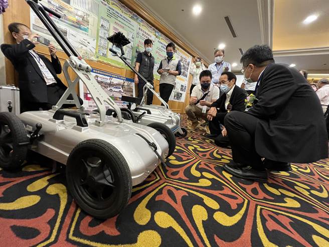 高雄市目前有線型、面型的透地雷達設備，可協助做道路刨鋪前、地下管線現況的確認，深度可達三米。（袁庭堯攝）