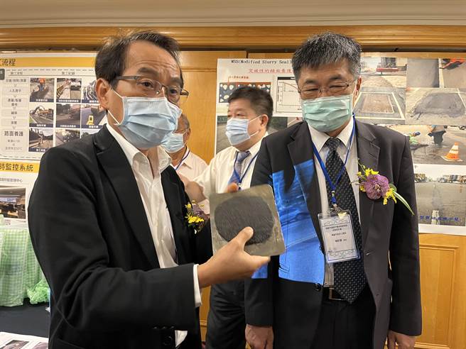 由高苑科技大學研發突破性的鋪面養護材料「瀝青複合膠泥」（Modified Slurry Seal），黑色的粉末只要加入20％的水攪拌，形成黏稠狀的膠漿體，可輕鬆滲入路面間的縫隙並抹平，完工後還具有延展性。經實測，有效期長達2年。（袁庭堯攝）
