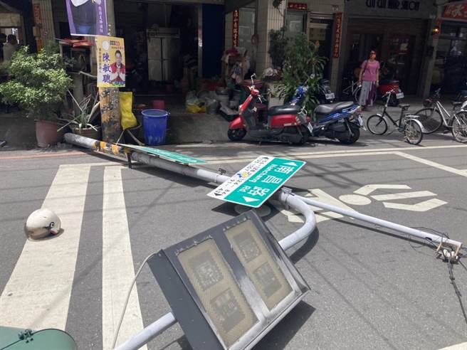 「轩岚诺」颱风持续逼近，彰化地区强风不断，今天11点44分左右彰化县员林市中山南路与南昌路口一支红绿灯，疑似承受不了强风不断袭击应声倒地。（民眾提供／吴建辉彰化传真）