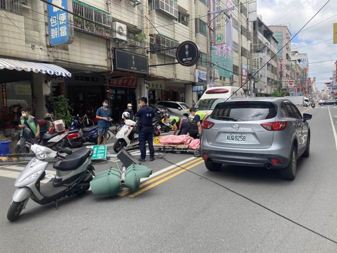 警消表示，抵达现场后立即将伤者送往员基医院救治，有轻微脑震盪情形，目前由相关单位将红绿灯移除中。（民眾提供／吴建辉彰化传真）