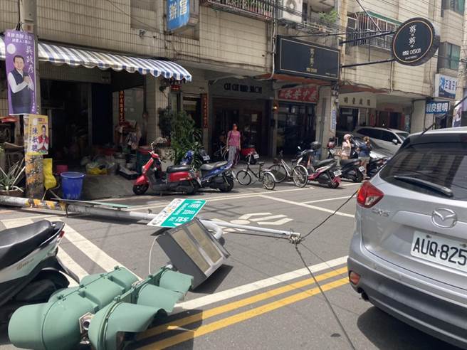 现场民眾表示，当时先刮起一阵飓风，没多久就听到巨响，就看到妇人躺在地上了，随即帮忙拨打119。（民眾提供／吴建辉彰化传真）