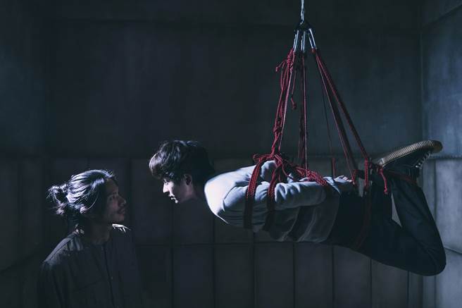 林暉閔（右）勇闖邪教之地，遭姚淳耀綑綁。（絡思本娛樂製作提供）