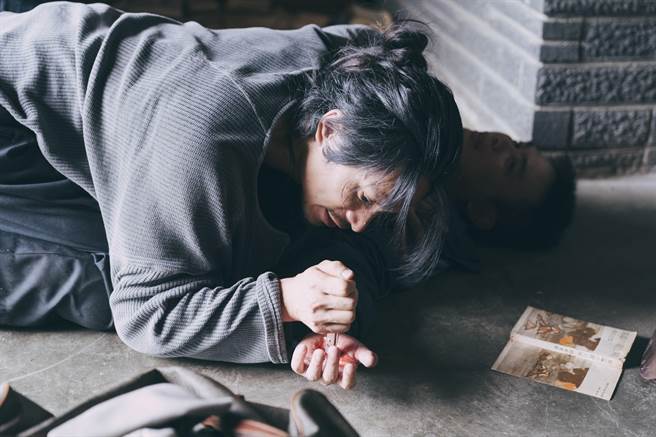 姚淳耀（左）在《我願意》遭楊大正襲擊。（絡思本娛樂製作提供）