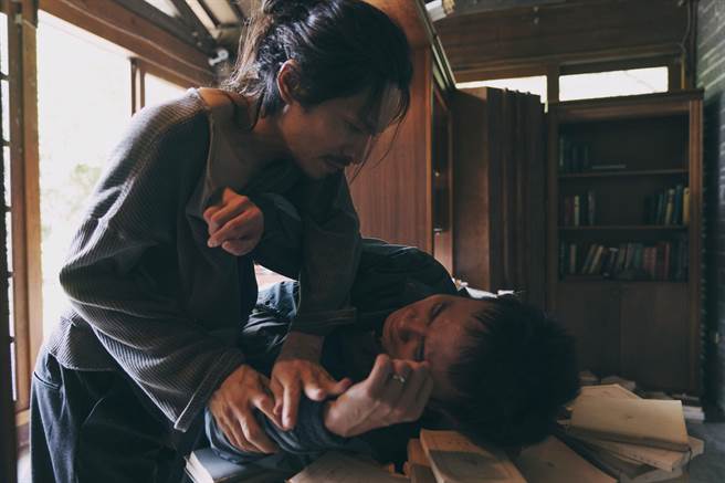 姚淳耀（左）與楊大正在《我願意》扭打。（絡思本娛樂製作提供）