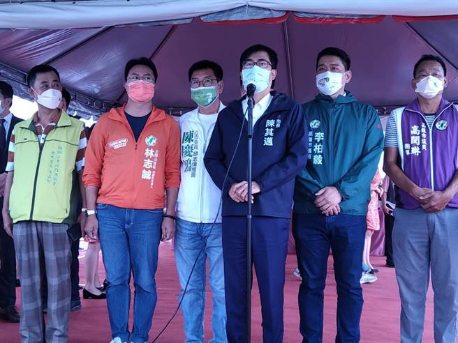 国民党高雄市长参选人柯志恩在政见发表会选项勾辩论，还放话要陈其迈直球对决；对此，高雄市长陈其迈今天透露，他也是勾辩论，并强调民主选举，政策辩论是常态，不过目前还是以市政优先。(林雅惠摄)