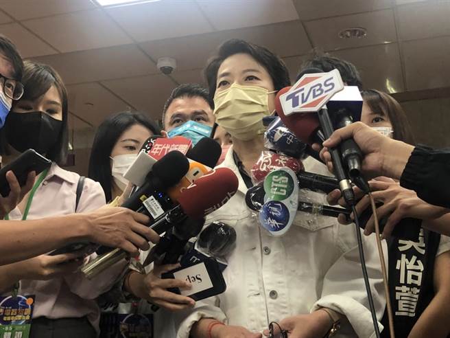 无党籍台北市长参选人黄珊珊今天前往世贸一馆出席3C电器空调电脑电玩影音大展记者会，接受媒体联访。（杨亚璇摄）