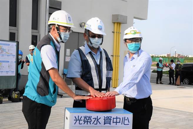 赖峰伟启动光荣水资源回收中心污水通水试营运按钮，马公市区水资源回收中心建置率将达到80％。（澎湖县政府提供）