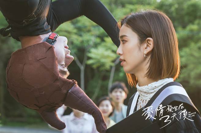 刘冠廷（左）垂降告白陈庭妮。（时创影业提供）