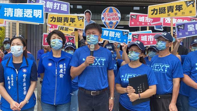 台东县议员陈铭风（中）2日登记参选台东市长。（蔡旻妤摄）