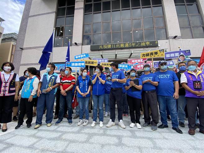 台东县议员陈铭风2日登记参选台东市长。（蔡旻妤摄）