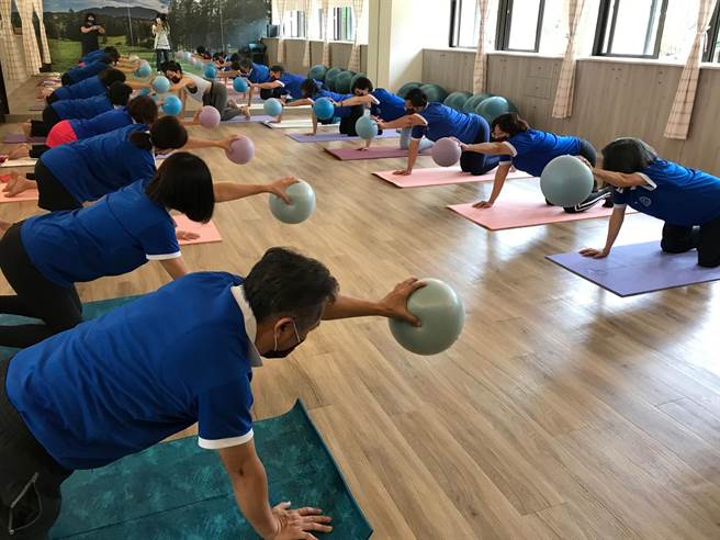 學員上皮拉提斯課程。（翻攝照片／高雄洪靖宜傳真）
