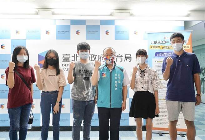 北市教育局认助清寒学生基金会董事长曾灿金(右三)与优秀受认助学生相见欢，勉励孩子们上大学要持续探索兴趣与人际关系。（北市教育局提供／游念育台北传真）