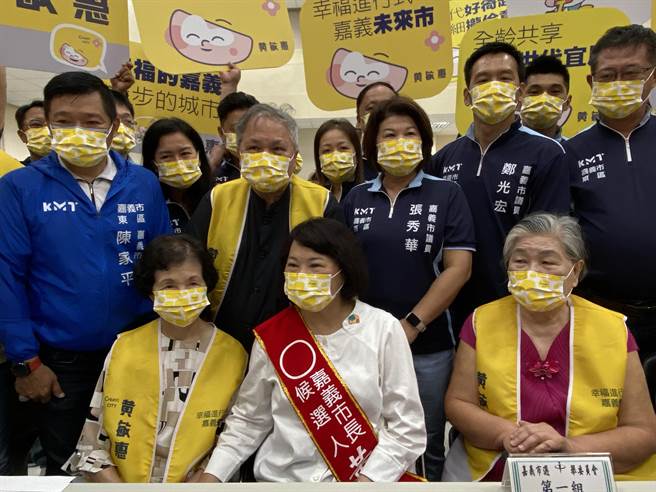 嘉義市長黃敏惠在黨籍議員參選人及親友陪同到選委會登記。（廖素慧攝）