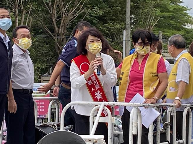 嘉義市長黃敏惠搭上戰車拜票。（廖素慧攝）