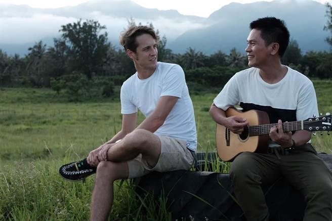 贾斯汀与舒米恩于都兰鼻录制节目。（沃土影像提供）