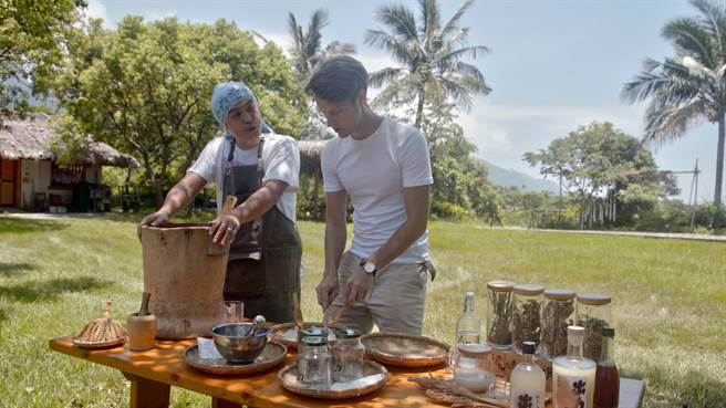 贾斯汀（右）与酿酒职人许震诠于都兰拍摄节目。（沃土影像提供）