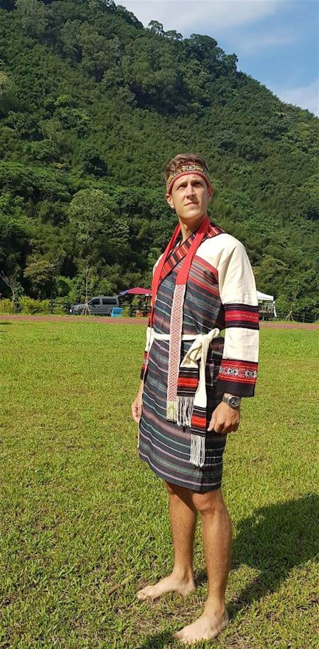 贾斯汀身穿泰雅族传统服饰。（沃土影像提供）