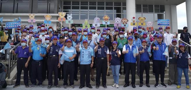 國民黨徵召縣議員林建鴻（右七）參選麥寮鄉長，支持者以12生肖做分類，今天早上陪他登記參選。（讀者提供）