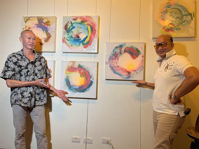 清大教授周卓煇（右）开发不热不烫、无蓝害的OLED烛光，结合有「台湾达利」之称的艺术家庄志辉（左）创作的「好光艺术」，2日在清大教育馆展出。（王惠慧摄）