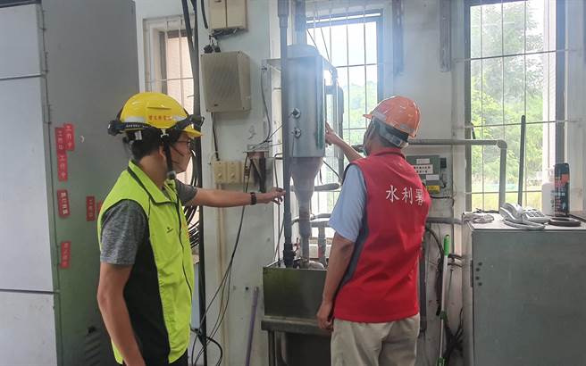 南水局對曾文水庫泥砂濃度觀測設備進行檢查。（南水局提供／李俊淇台南傳真）