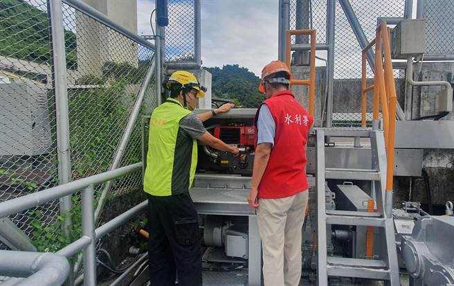 工作人員對曾文水庫閘門緊急柴油引擎裝置進行檢查。（南水局提供／李俊淇台南傳真）