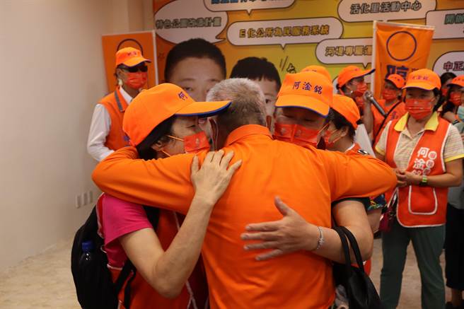 竹北市长何淦铭（中）宣布退选新竹县长，并拥抱感谢支持者。（邱立雅摄）