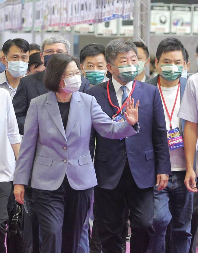 蔡英文总统（左前）和民进党台北市长参选人陈时中（右前）2日一同出席在台北世贸ㄧ馆举行的「2022台北3C电脑电玩电器空调影音大展」开幕记者会。（赵双杰摄）