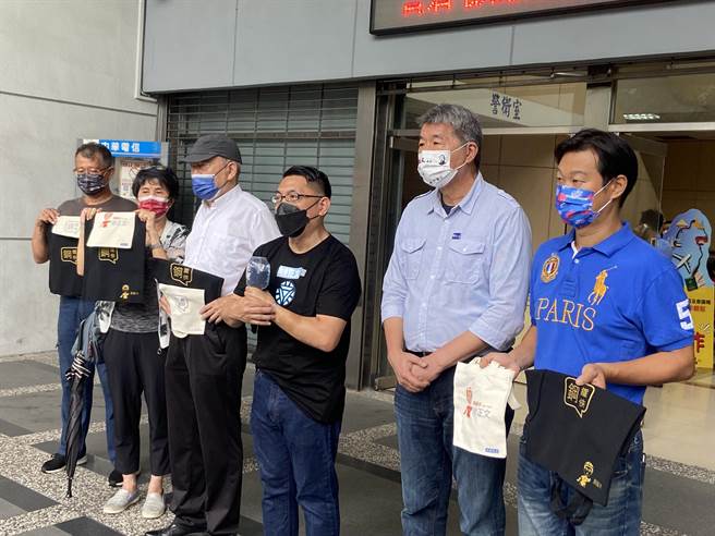 国民党中央委员徐正文（右三）今上午前往北市选委会，表示是否退党以及是否参选台北大安文山区议员，下午会给各界交代。（陈薏云摄）