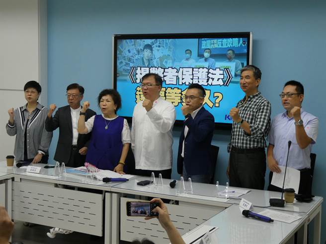 民進黨政府執政以來，屢傳施政弊端與民主濫權爭議。隨立法院新會期將開議，立法院國民黨團上午與聯電前榮譽副董事長宣明智共同呼籲，朝野4黨團均應在立法院本會期，將揭弊者保護法草案列為優先法案，確保中華民國廉能法治。（周志豪攝）