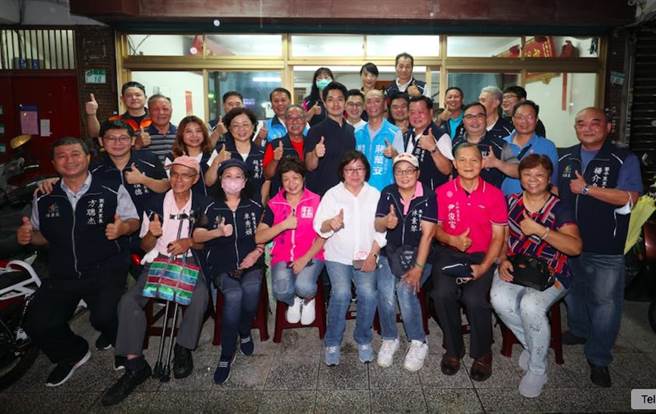 陈永德率逾30位里长挺蒋万安，喊「冻蒜」破倒戈传言。（蒋万安办公室提供／杨亚璇台北传真）