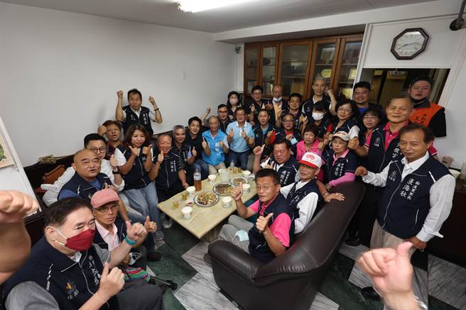 陈永德率逾30位里长挺蒋万安，喊「冻蒜」破倒戈传言。（蒋万安办公室提供／杨亚璇台北传真）
