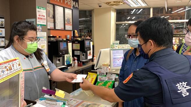 许女在超商操作机台购买游戏点数，经员警告知后才惊觉是诈骗。（警方提供）
