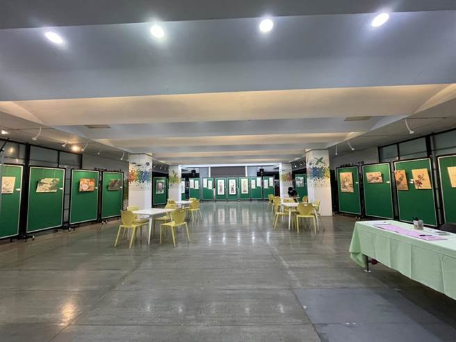 工笔画家邱淑雅在台南民治市政中心一楼举办画展，现场摆放33件作品。（台南市府提供／李俊淇台南传真）
