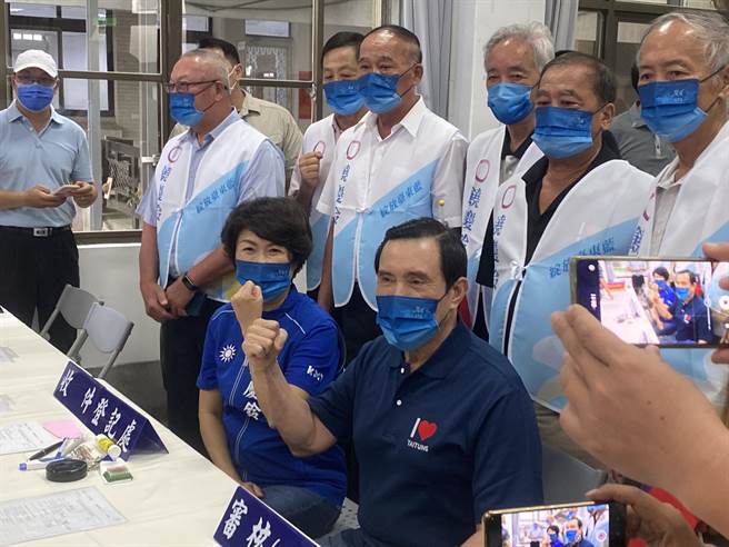 台東縣長饒慶鈴2日下午登記參選台東縣長，由前總統馬英九、議長吳秀華、市長張國洲及國民黨籍多名議員、里長、黨部全體人員陪同。（蔡旻妤攝）