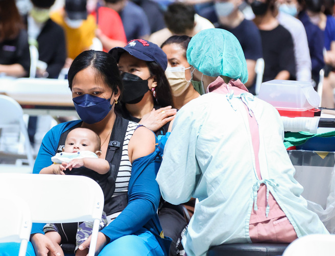 莫德纳次世代疫苗今午EUA审查，有望10月初开打。图为民眾打疫苗的画面。（本报系资料照）