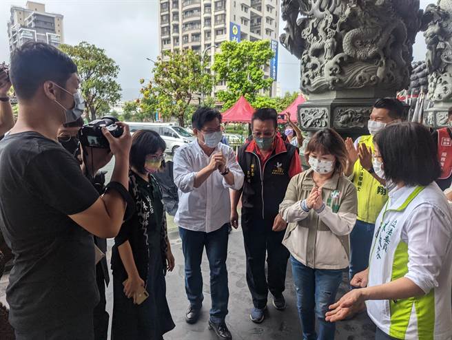 民进党新北市市长参选人林佳龙日前接受媒体专访时，称「白馒头吃第三颗会因肥胖中毒生病」，引来蓝营的嘲讽，对此林佳龙2日还原当天的意思，表示是引用马克思的「三个麵包论」。(黄敬文摄)