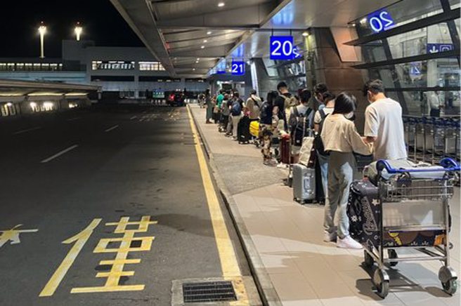 桃机外塞爆，现场网友分享超多人在排队等防疫计程车。（图／翻摄自PTT）