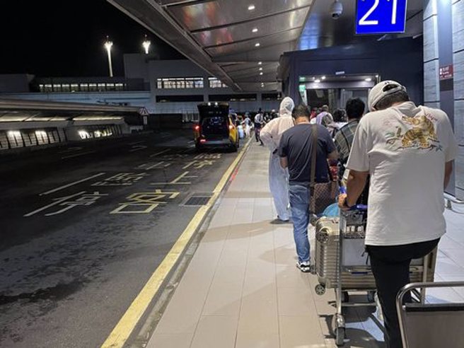 桃园机场塞爆，大批旅客等呒防疫计程车。（图／翻摄自PTT）