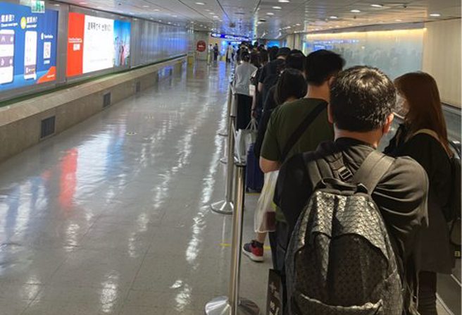 桃园机场入境旅客排队领取唾液快筛。（图／翻摄自PTT）
