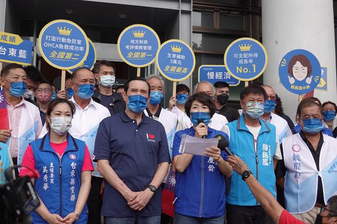 台东县长饶庆铃2日下午在前总统马英九陪同下完成登记。（蔡旻妤摄）