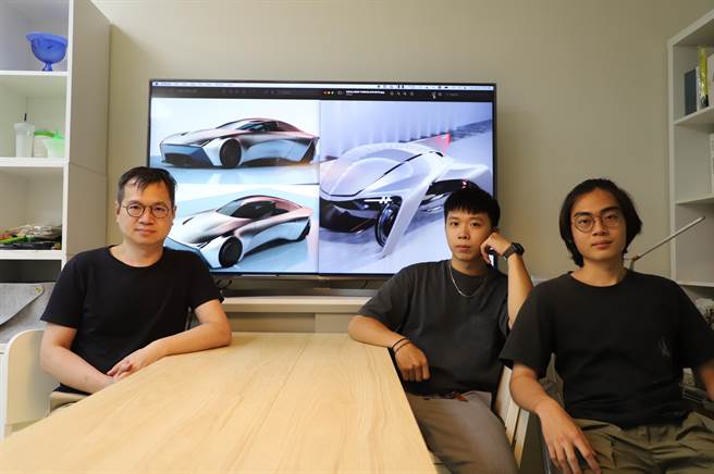 台科大设计所林御诚(中)、设计系赖彦亘同学(右)，从小热爱汽机车，两人将兴趣结合设计，在台科大设计系林铭煌教授(左)指导下，发表许多汽机车作品。(台科大提供／李侑珊台北传真)