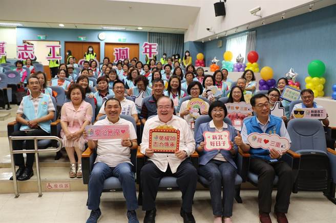 前三重市长李乾龙过去三重市长任内，成立「慈晖志工队」，从2002年3月开始为独居老人送餐，至今已20年；新北市长侯友宜2日上午参加感恩会时表示，非常感佩所有送餐的志工和赞助的厂商，20年来坚持做对的事，带给独居长辈活力和希望。(新北市社会局提供)