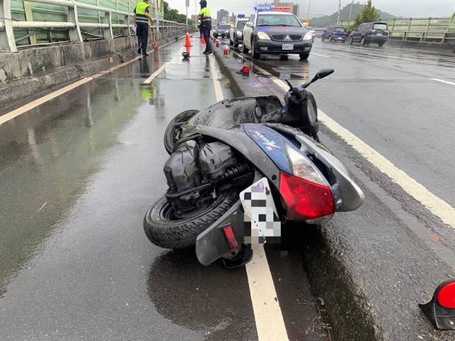 稍早新北市永和区福和桥上，有一名48岁骑士因路面湿滑而自摔。（民眾提供／李奇叡新北传真）