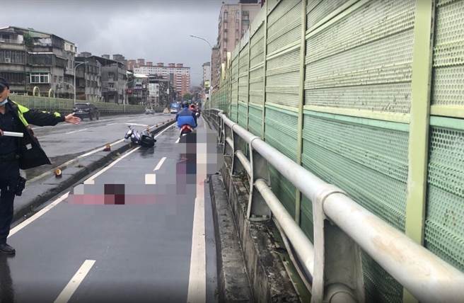 骑士头部撞上桥墩，留下大片血迹，当场失去生命迹象。（民眾提供／李奇叡新北传真）