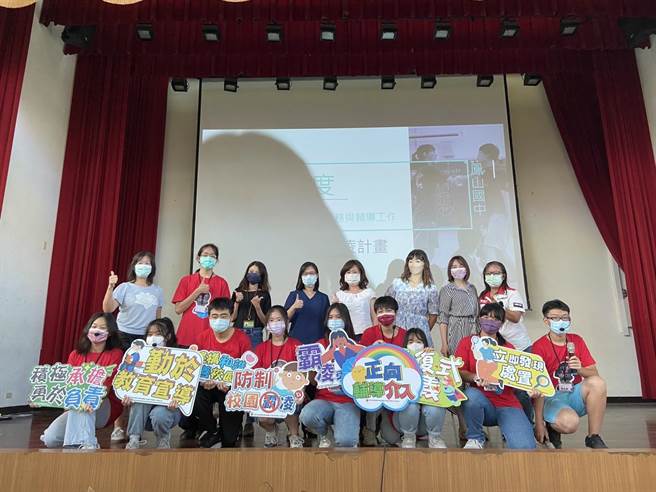 酷凌计画分成演一遍、思想轨迹、坐针毡、论坛、退出战场，5个部分，透过戏剧和观眾互动的方式，带领学生了解霸凌事件的不同面向。（杨舒婷摄）