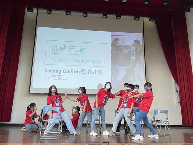 凤山国中戏剧社透过戏剧演出方式，带领学生反霸凌。（杨舒婷摄）