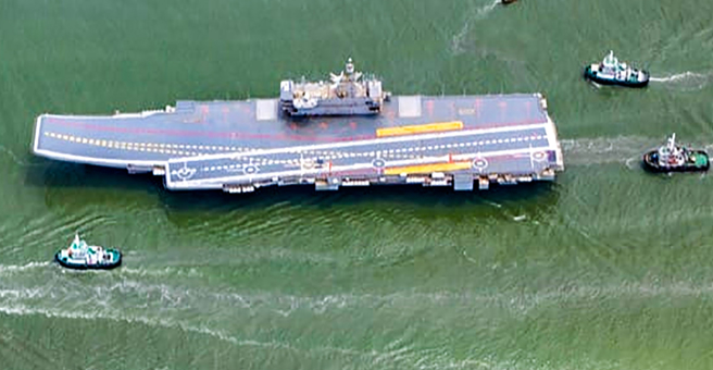 印度第1艘自制航母「维克兰特」号（INS Vikrant）8月25日从科契（Kochi）出发，进行海试的画面。（美联社）